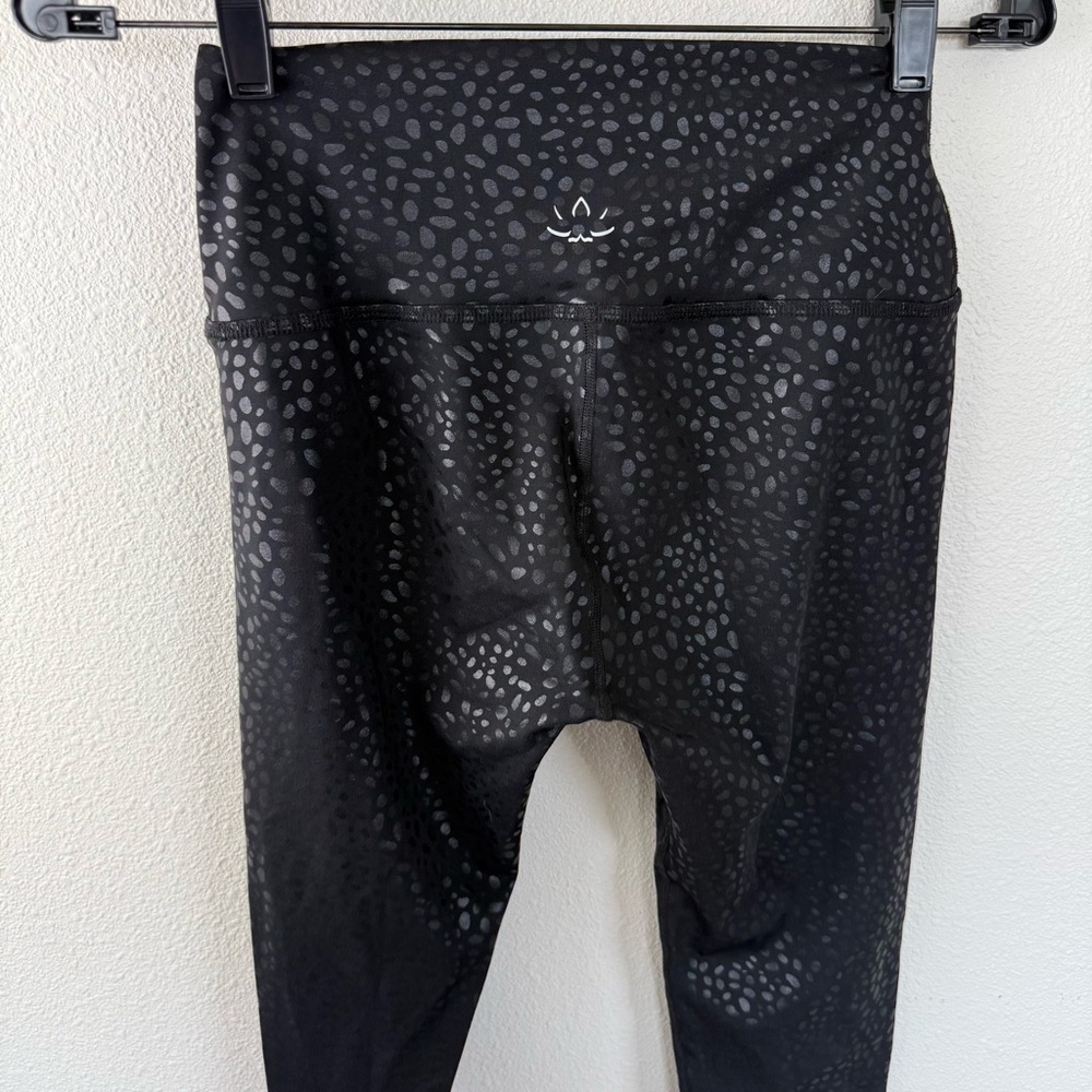Beyond Yoga Shiny Sportflex High Waisted Midi Legging Black Feline Foil Medium - Picture 8 of 9